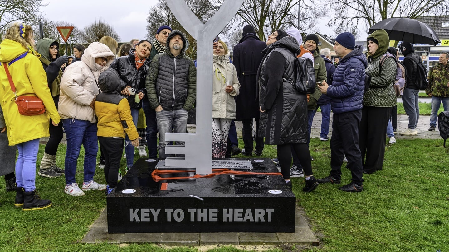 De onthulling van het monument 'Key to the heart' aan de Pierebaan in Monnickendam.