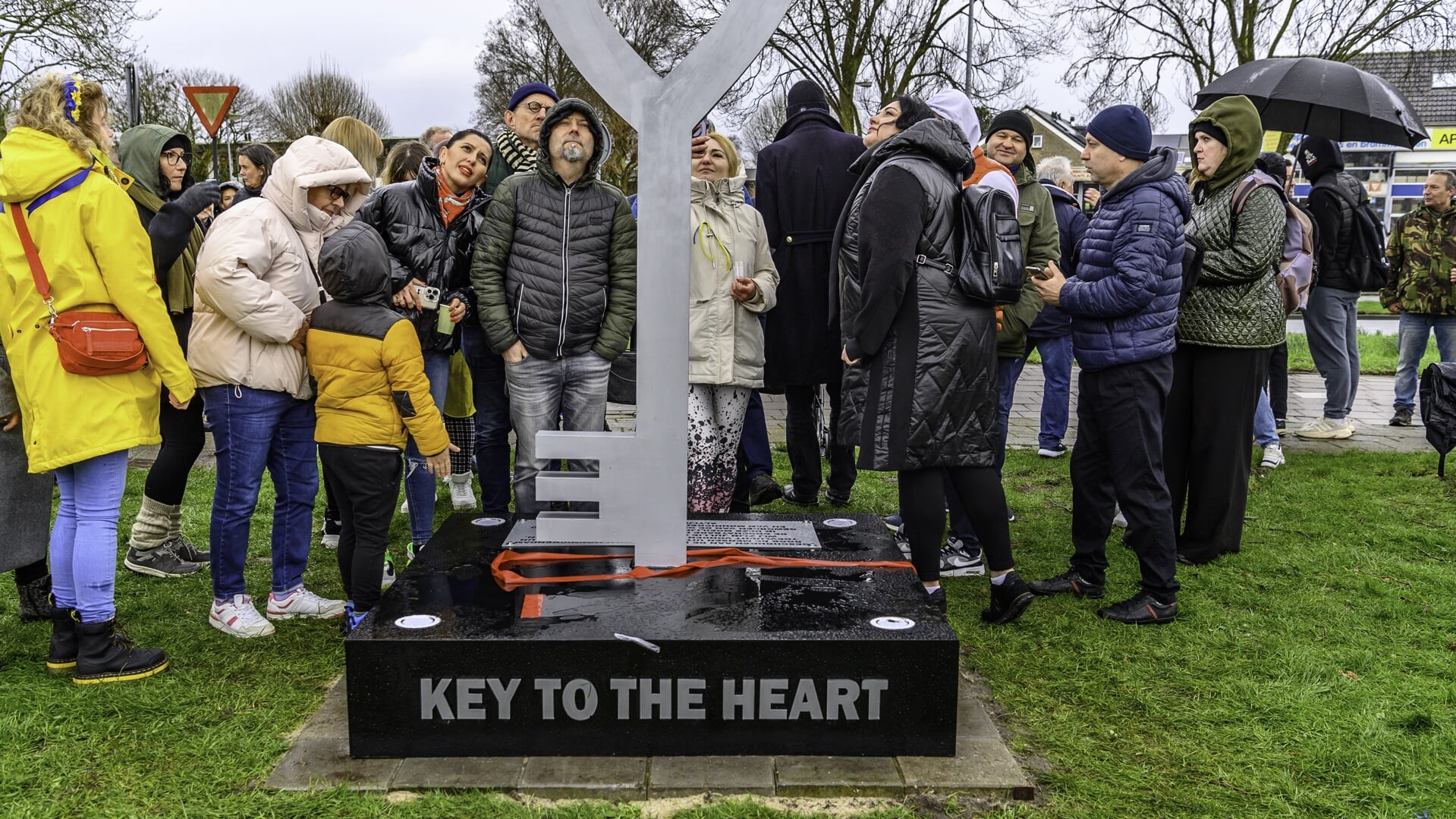 De onthulling van het monument 'Key to the heart' aan de Pierebaan in Monnickendam.