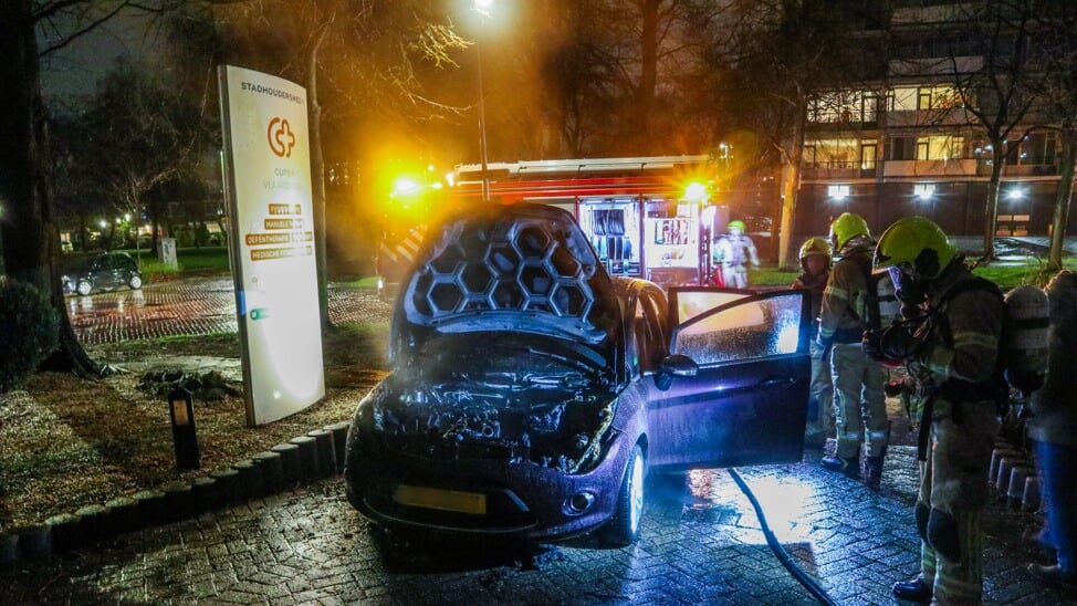 Auto vliegt in brand tijdens het rijden in Vlaardingen