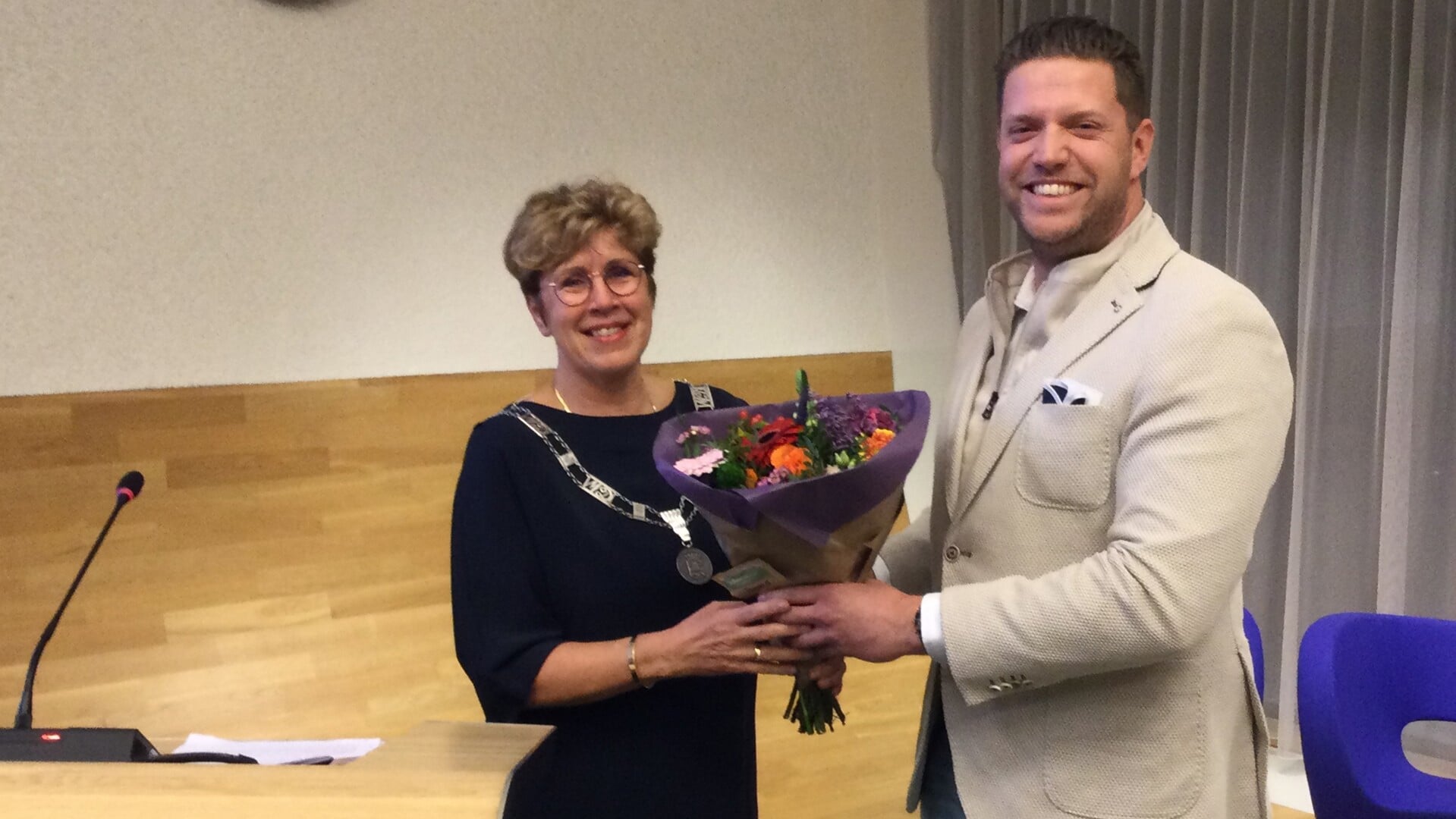 Burgemeester Fenna Noordermeer verwelkomt Bart Ammerlaan, het nieuwe (tijdelijke) raadslid voor Mijn Partij.