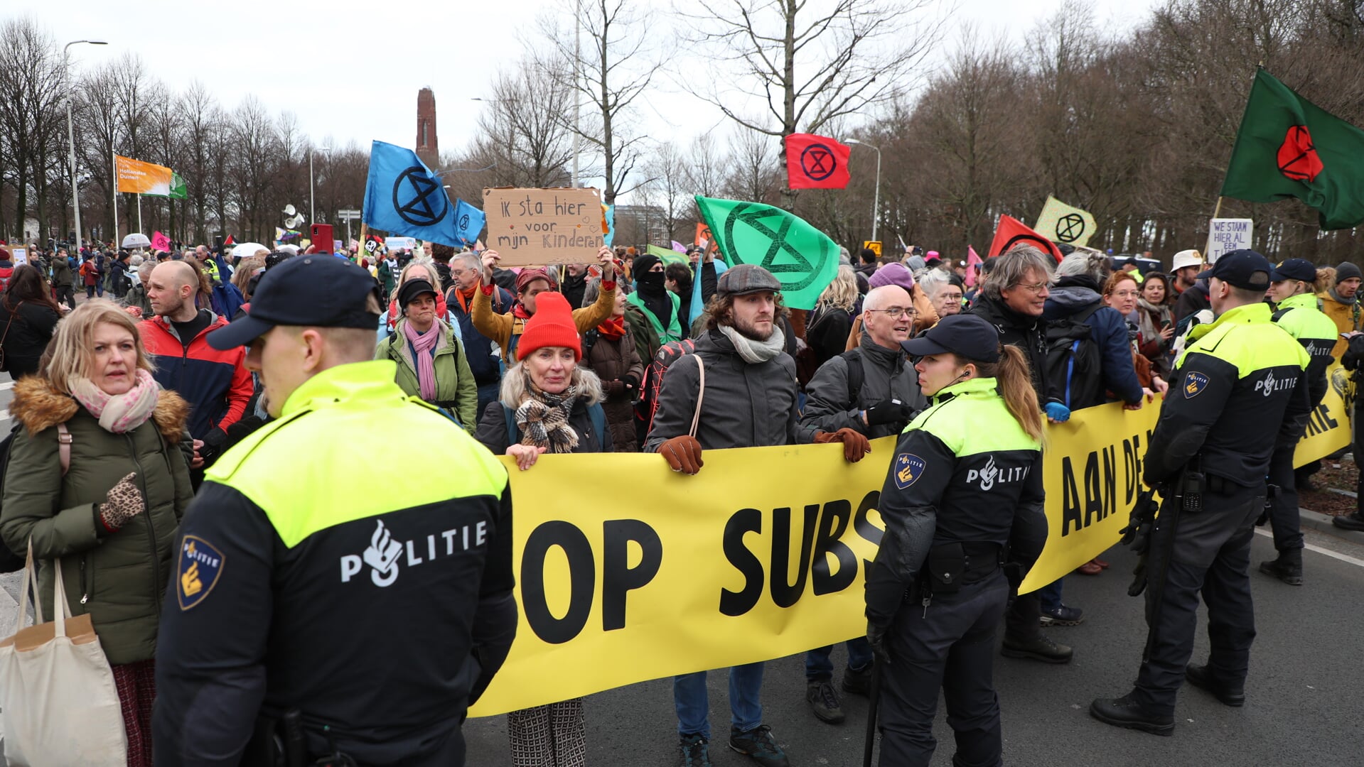 Extinction Rebellion (XR) Massaal Aanwezig Bij De Utrechtsebaan | Al ...