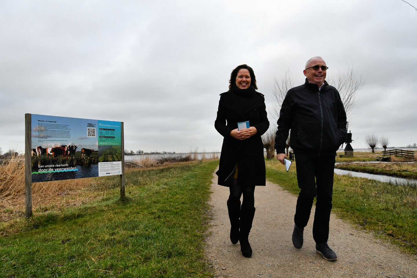 Anneke Wijdogen-Vis en Jeroen Schalkwijk liepen bij de presentatie van de flyer een stukje van de route rond De Poelboerderij en genoten van het schitterende polderlandschap.  