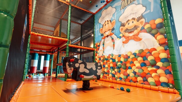 Naast de uitgebreide menukaart heeft Happy Italy een groot indoor speelparadijs met ballenbak.