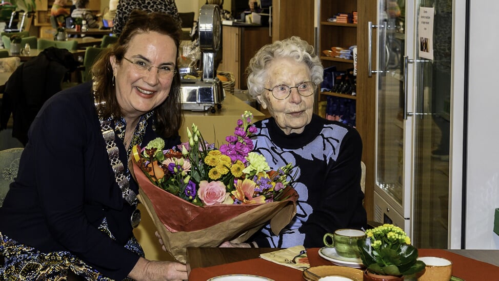 Sieske van Braam kreeg bloemen van burgemeester Ellen van Selm. 