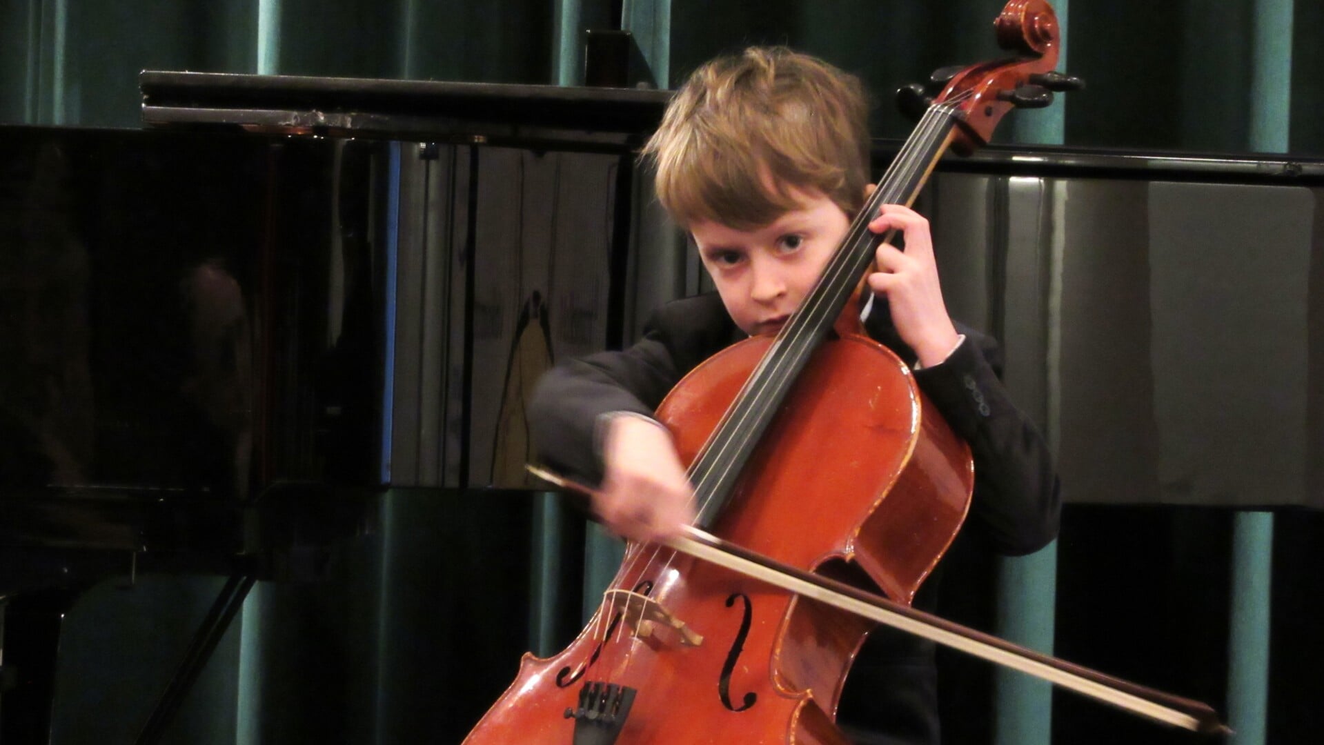 Luuk van Kan, acht jaar, liet maandag horen wat hij allemaal met zijn cello kan bij het Jong Talent Concours 2024.