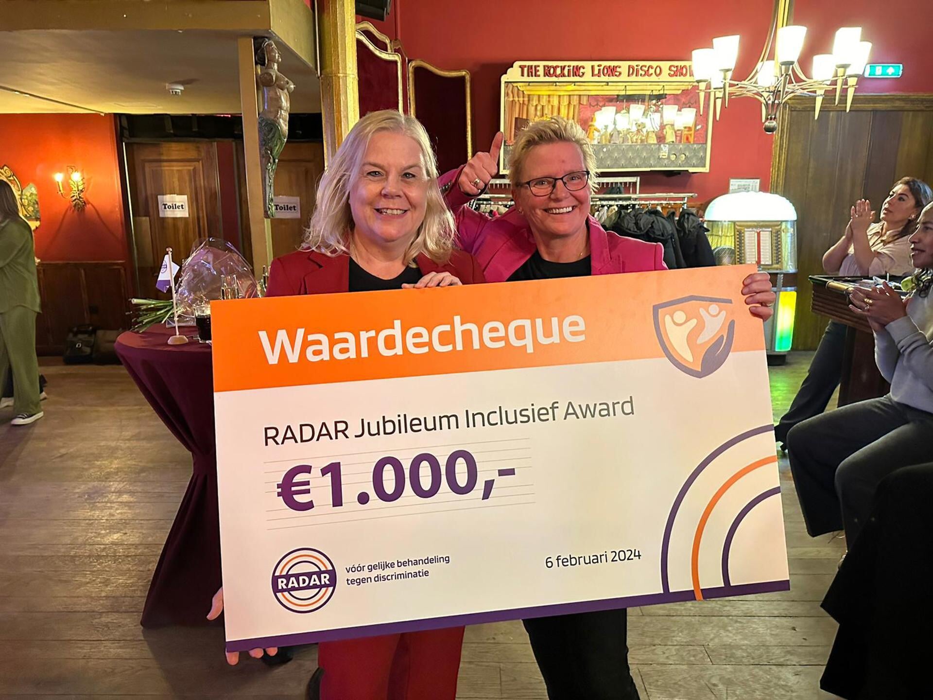 Schiedams LEF wint RADAR Award. Carolien Kruijs en Sandy Kardolus namen de cheque in ontvangst.