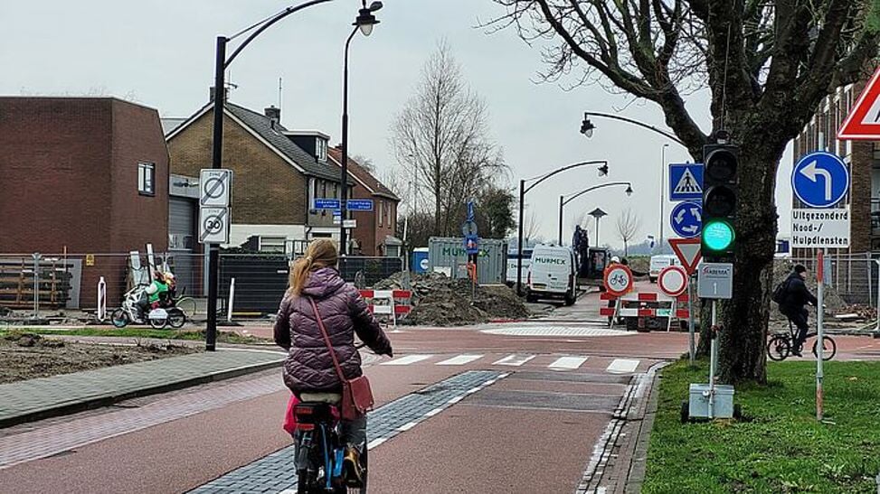 De gemeente Dijk en Waard neemt diverse verkeersmaatregelen om de routes rond het station voor fietsers en voetgangers veiliger te maken. 