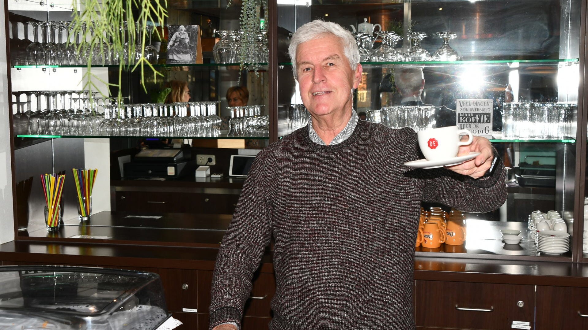 Vincent met een bakkie koffie aan de bar van de koffietuin van De Hooge Tuinen.