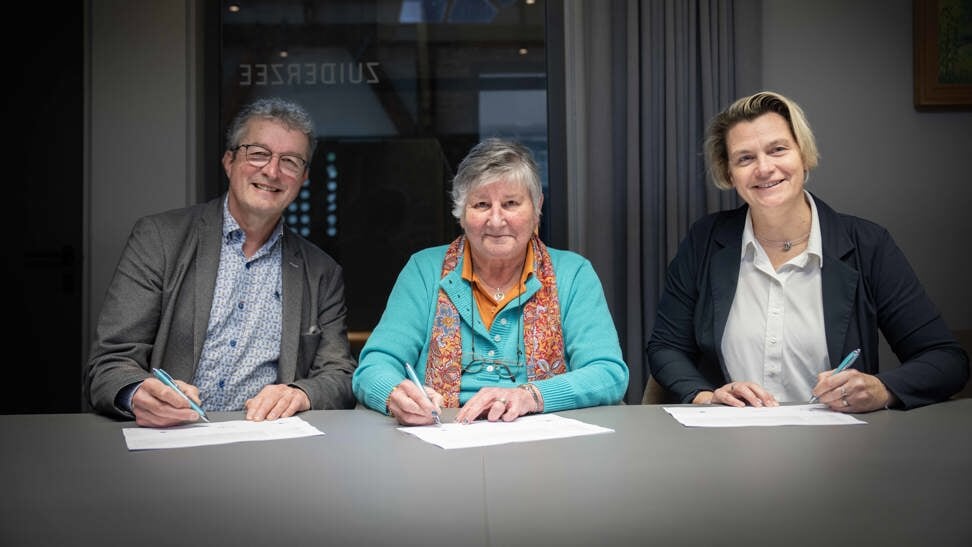 V.l.n.r. Woontij-directeur Jan van Andel, voorzitter Joke van Beveren van Bewonersvereniging Nieuwediep en wethouder Petra Bais. 