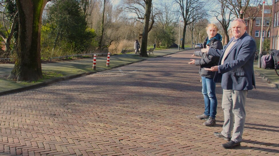 Raadslid Marc Weterings van Rijswijks Belang, op de foto met stagiair Tobias Steijn, zette filmpjes op social media om te laten zien dat de Haagse straten aan de grens met Rijswijk geen grote parkeerdruk hebben.