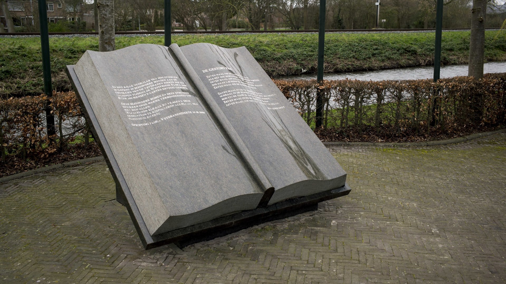 Het herdenkingsmonument in Bovenkarspel voor de slachtoffers van de ramp.