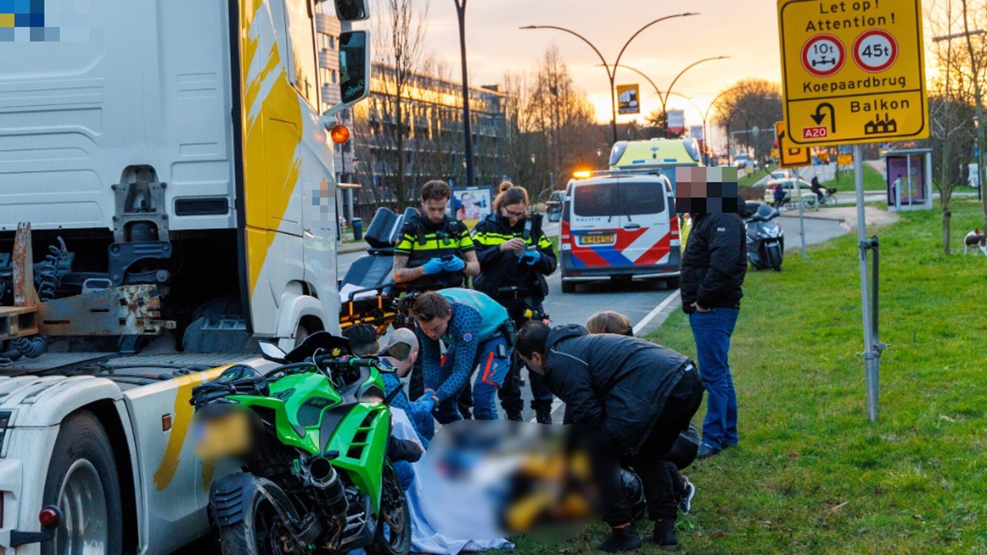 Motorrijder raakt gewond na inhaalactie Laan 40-45 in Maassluis