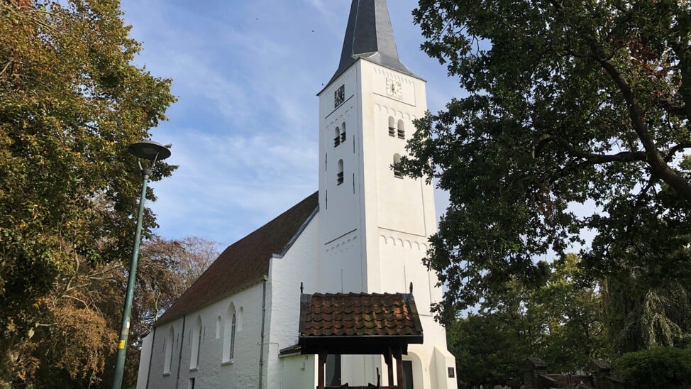 Witte Kerk Heiloo spaart voor vitrinekast.