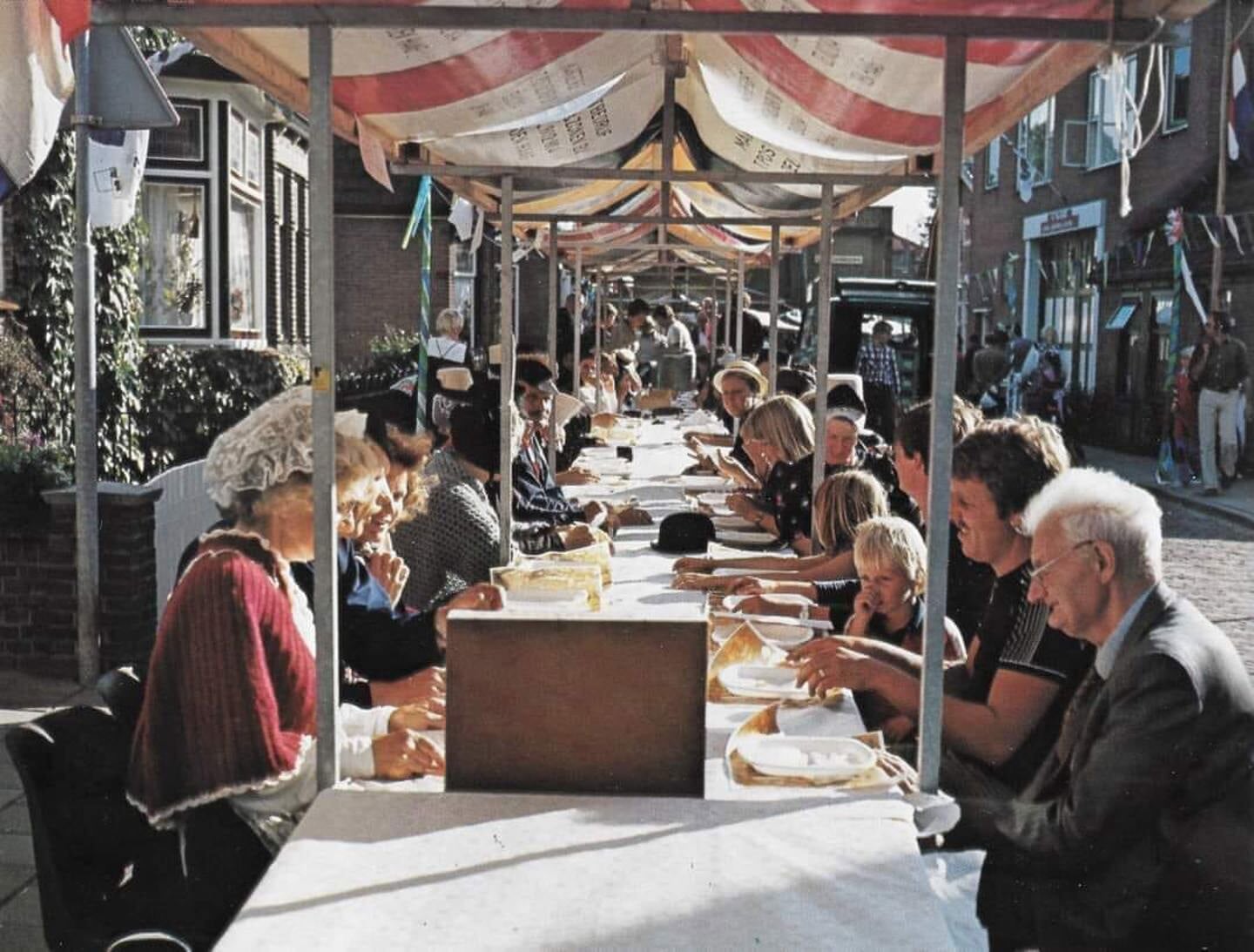 In 1980 vierde Langedijk de Negen Eeuwen Feesten met een lange marktkramen, waar iedereen zuurkool kon eten