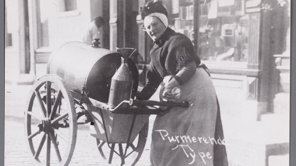 -Petroleumvrouw in Purmerend, omstreeks 1934.