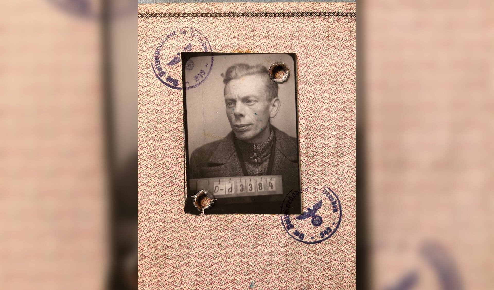 Pasfoto van Marinus Sluijters in een Duits vreemdelingenpaspoort.