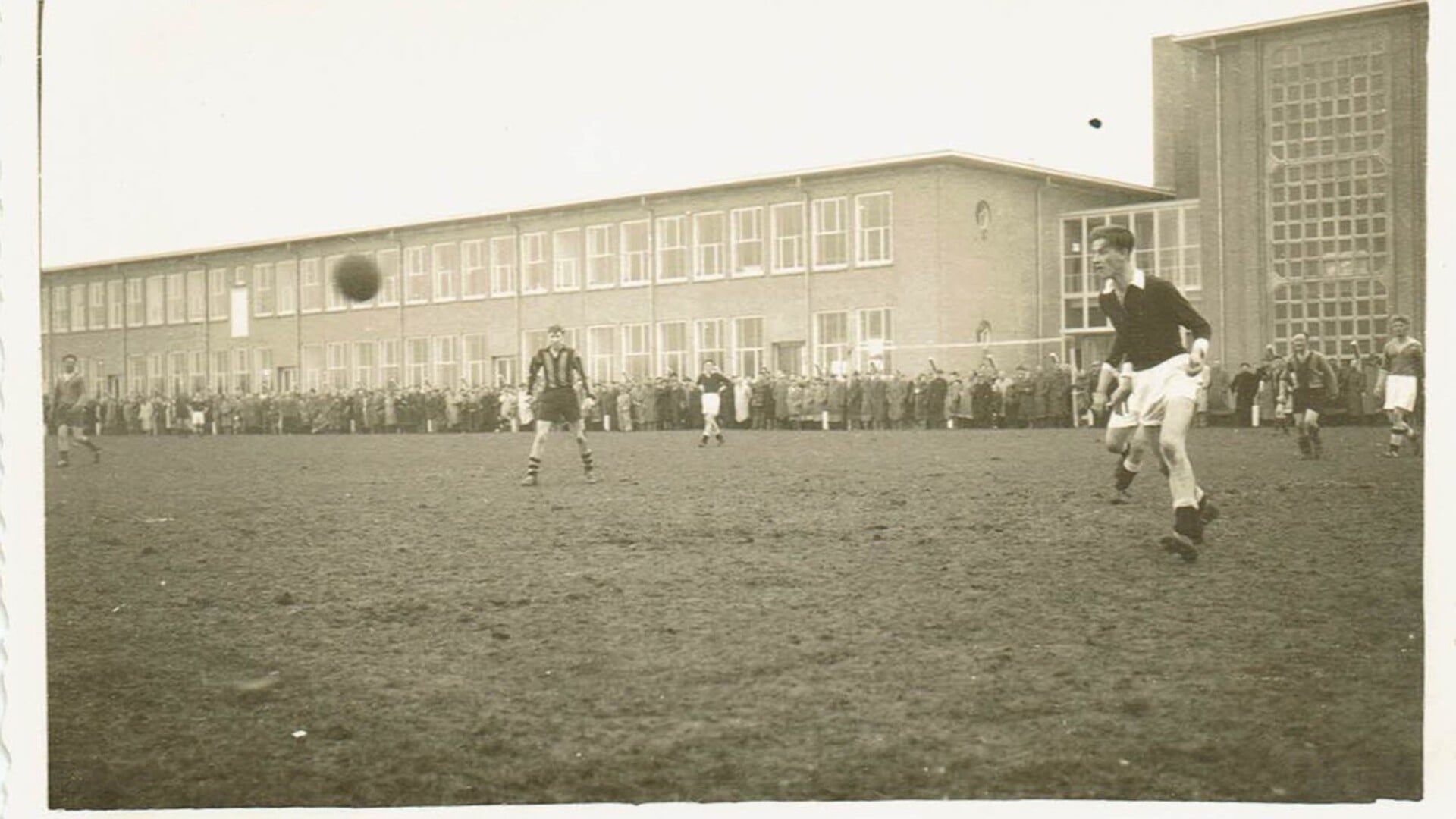 Voetbalveld met op de achtergrond de voormalige L.T.S in Den Helder.