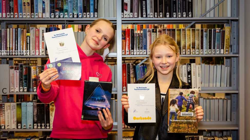 Bo Weijer uit Castricum (links) en Sterre Hof uit Hoogkarspel (rechts) strijden om de titel van Provinciale Voorleeskampioen.