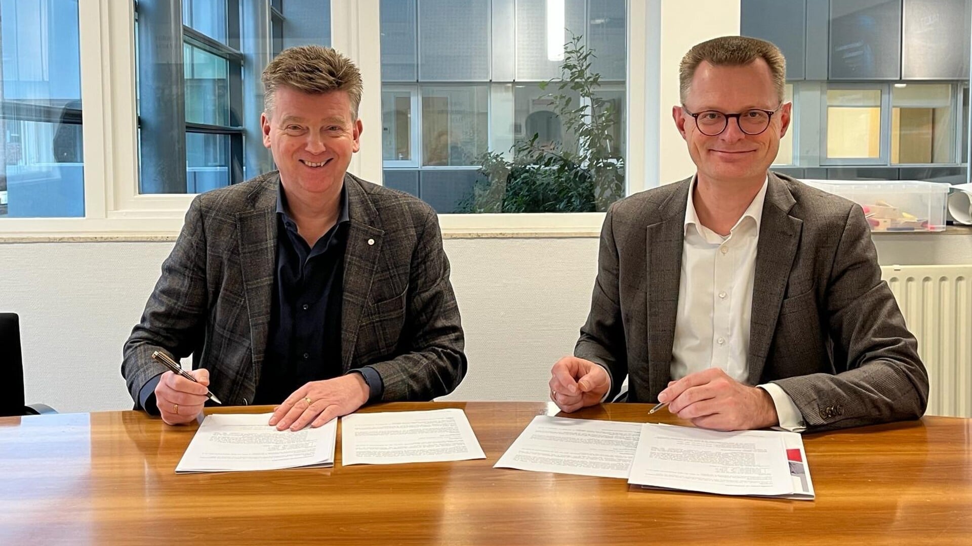 Hans Meurs (CEO VORM) en Cees Tip (Intermaris) ondertekenen de afsprakenbrief.