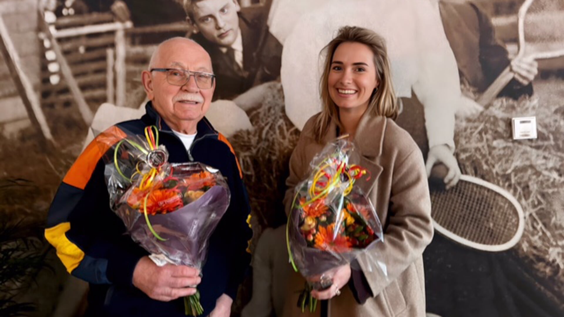 Jubilaris Andre Moerenhout ontving een erespeld en een bos bloemen. 