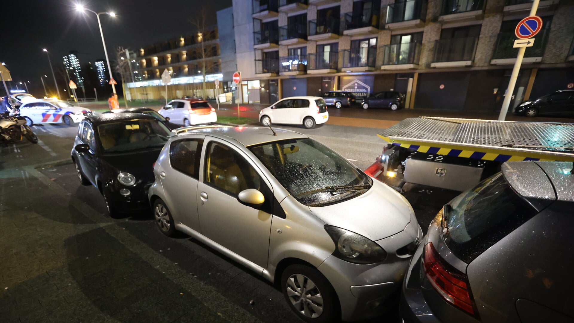 
Automobilist knalt tegen geparkeerde voertuigen