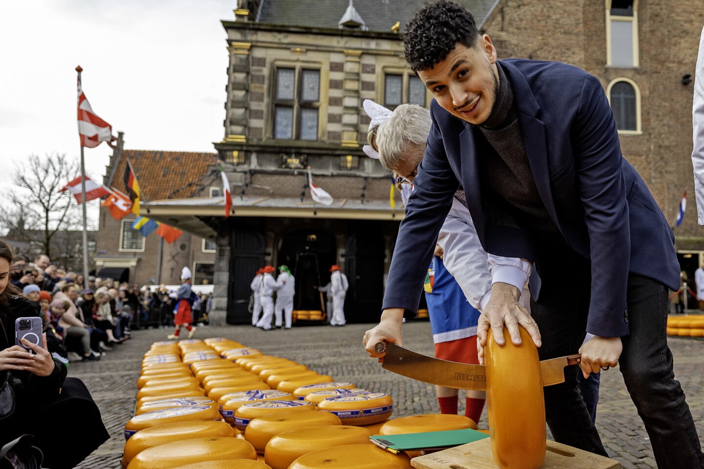 De Alkmaarse acteur Hamza Othman opende de eerste kaasmarkt van het seizoen.