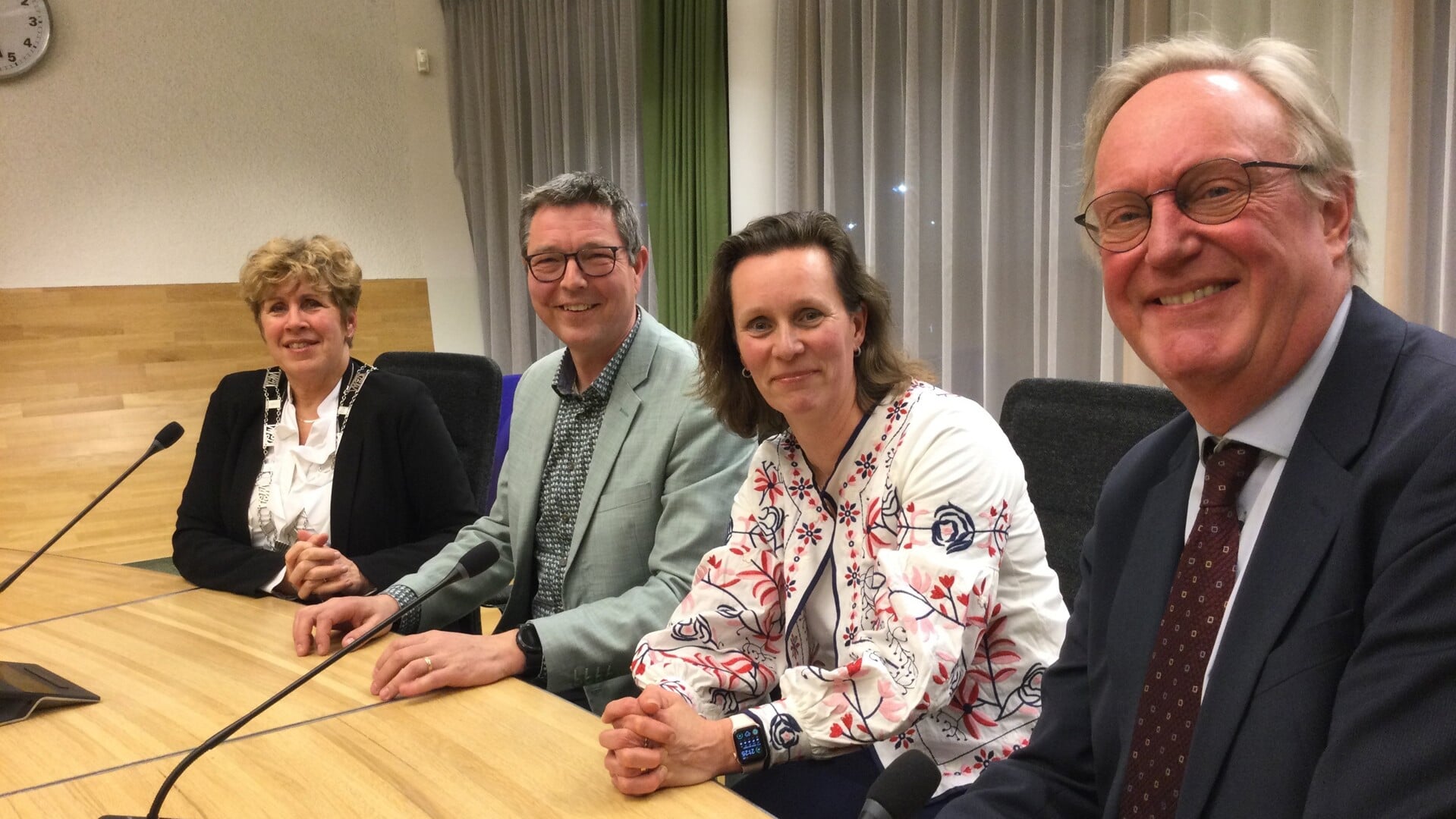 Met de benoeming van Bart de Leede - op de foto naast, v.l.n.r., burgemeester Fenna Noordermeer en de wethouders Fred Voskamp en Melanie Oderwald - heeft Midden-Delfland weer een voltallig college van B&W.