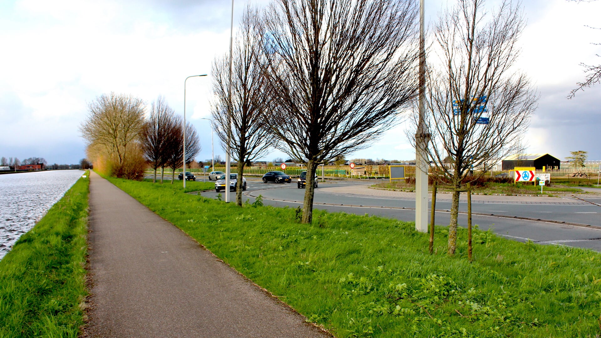 De plek van de beoogde nieuwe oeververbinding langs de N207, bij de. Halve Raak rotonde op de grens van Alphen en Boskoop.