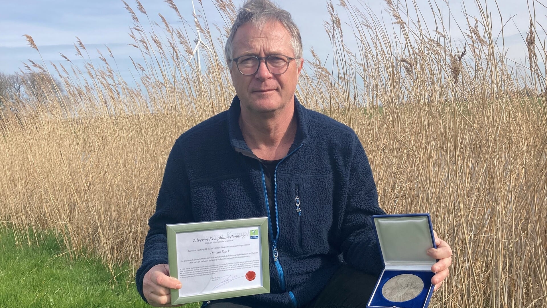 Van Dijck ontving de penning omdat hij zich al meer dan twintig jaar exceptioneel inzet voor natuur en landschap, in het bijzonder in de regio‘s Noordkop en Westfriesland. 