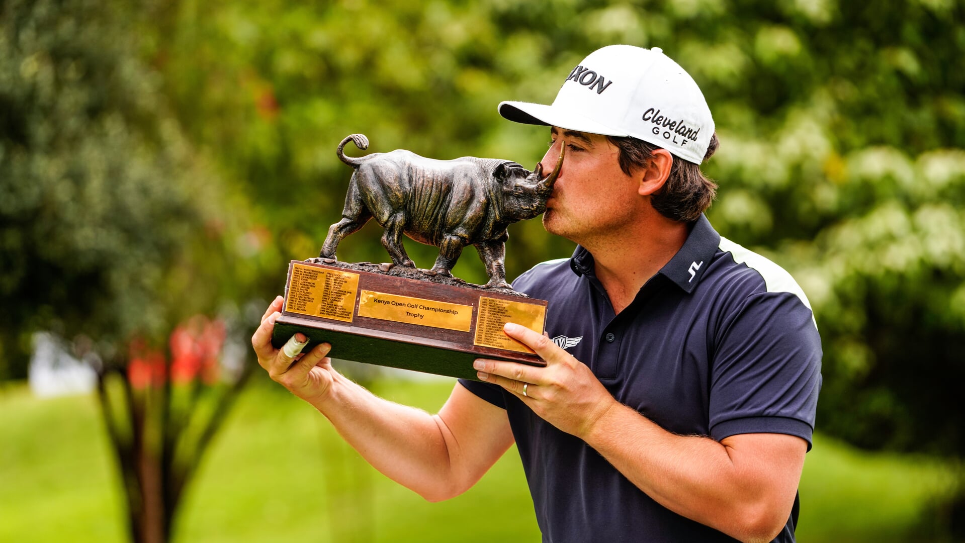 Darius van Driel doet wat elke golfer wil doen: zijn trofee kussen. (Foto Golffile / Fran Caffrey)
