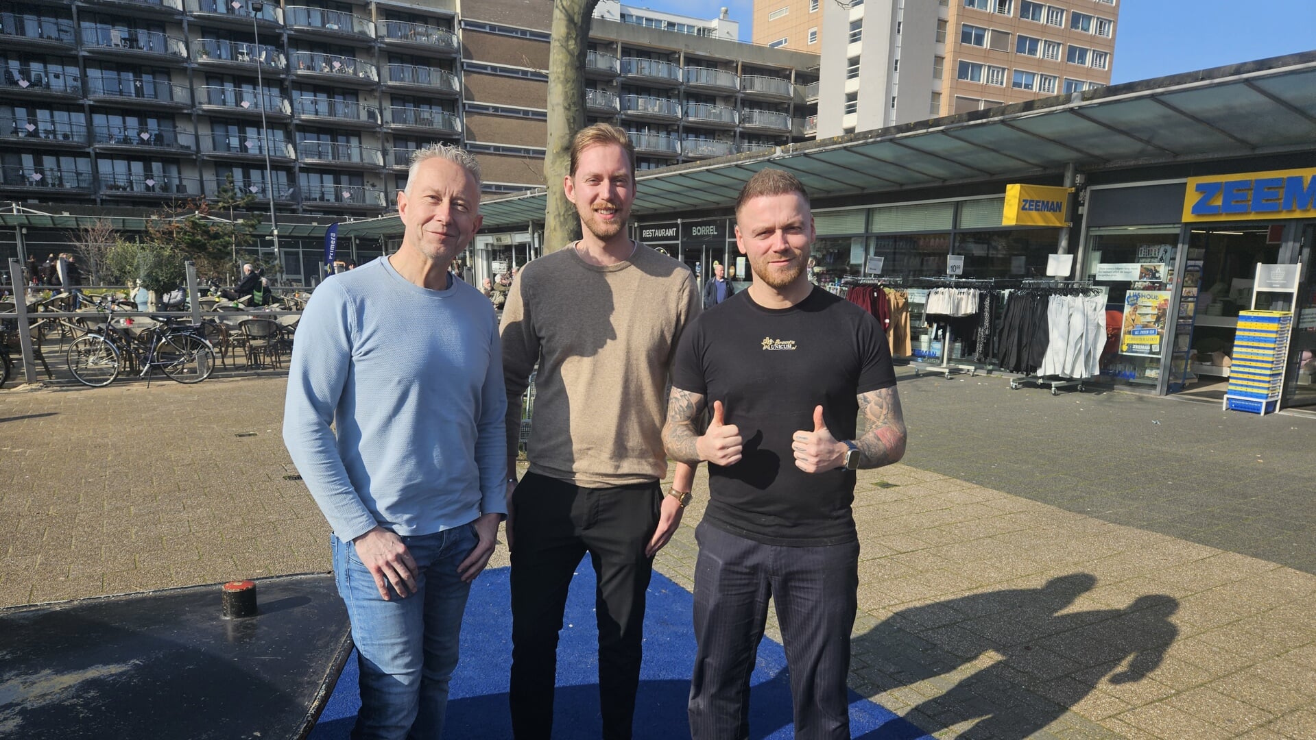 Dennis Dukers (links) nam het initiatief tot Stichting Hart voor de Hoek en krijgt met Koningsdag op het plein steun van Jasper Ammerlaan van Saam en Mike Hoogestrijd van Broodje Unicum.
