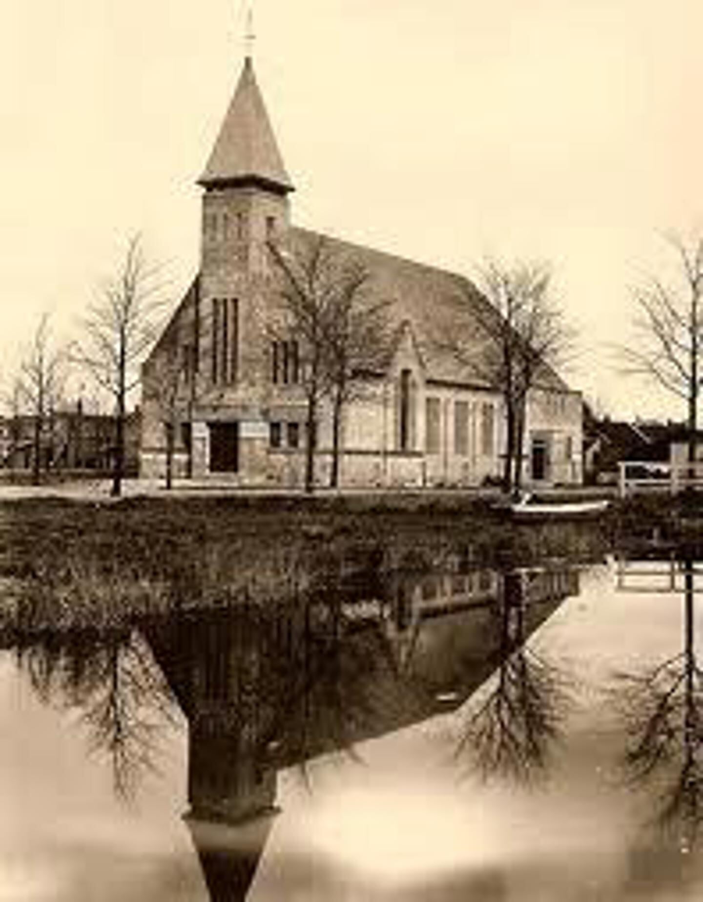 Parklaankerk aan het water anno 1925.