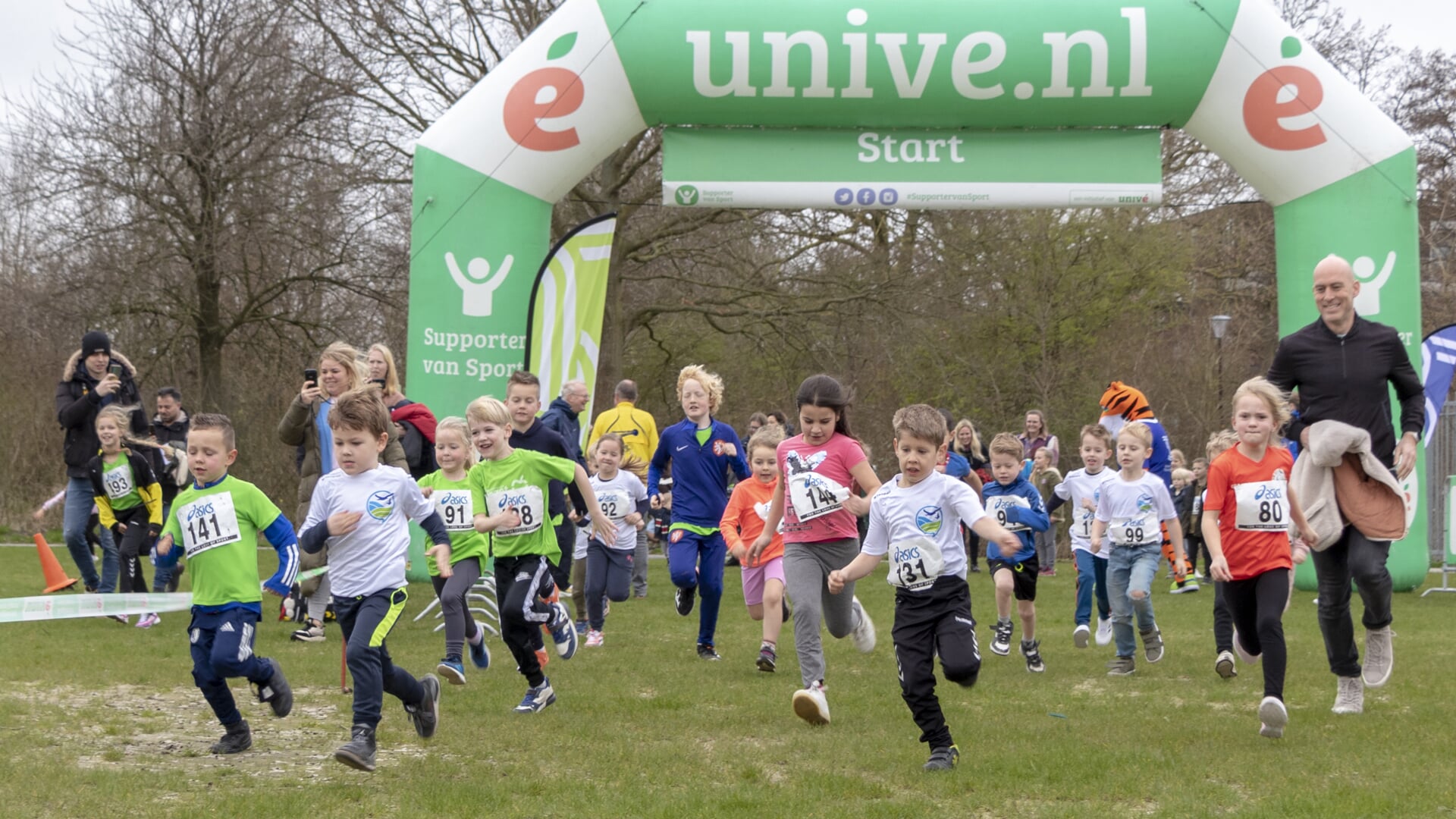 Ruim 200 kinderen renden tijdens de Scholierenveldloop in Schagen.