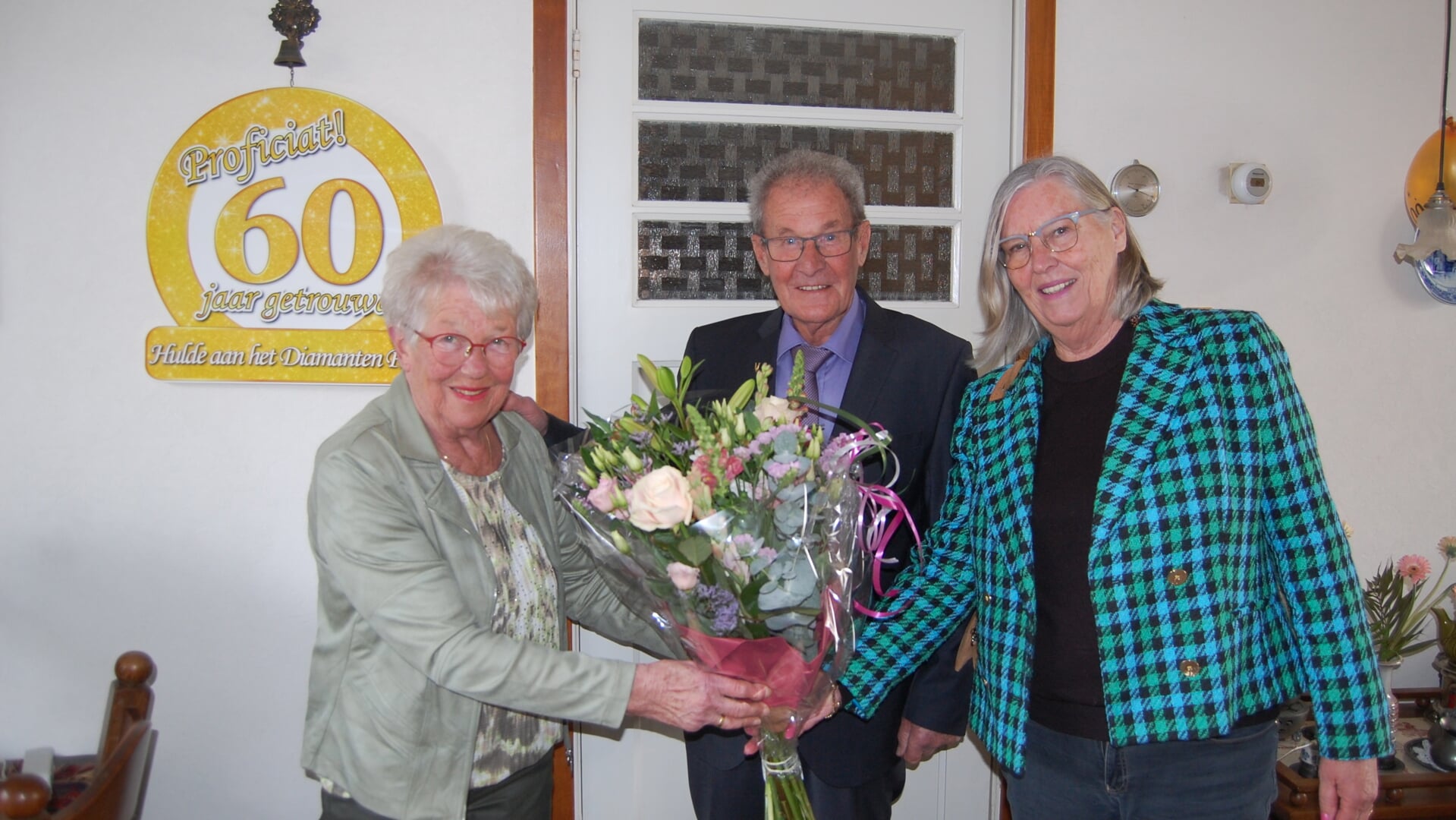 Ineke Vos feliciteerde het bruidspaar Gre en Gerrit van den Akker namens de Dorpsraad.