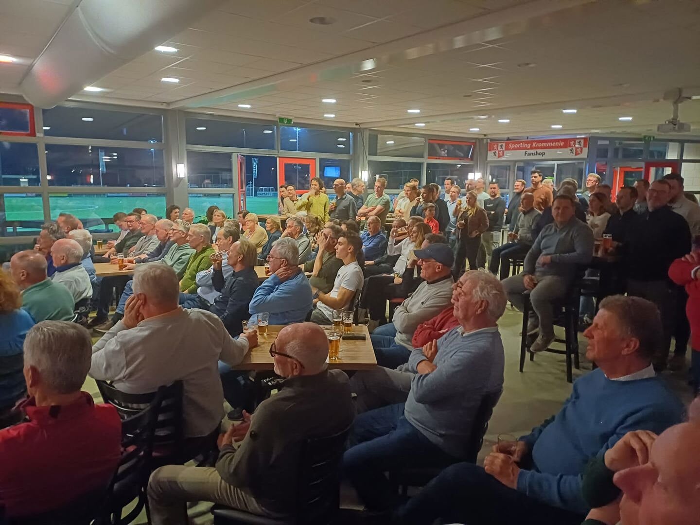 Volle zaal luistert aandachtig naar de spreker