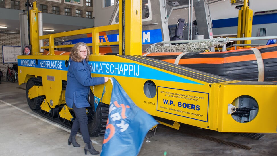 Een van de nabestaanden onthult de naamgeving van de KNRM-tractor en bootwagen