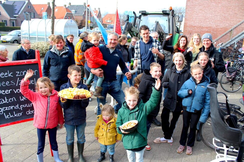 Het gezelschap van boerenfamilies met producten van de boerderij zaterdag bij de Albert Heijn in Hazerswoude-Dorp. "We maken er maar een feestje van."