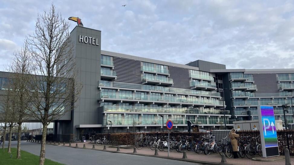 Het Centraal Orgaan opvang Asielzoekers (COA) huurt hotelkamers bij Van der Valk.