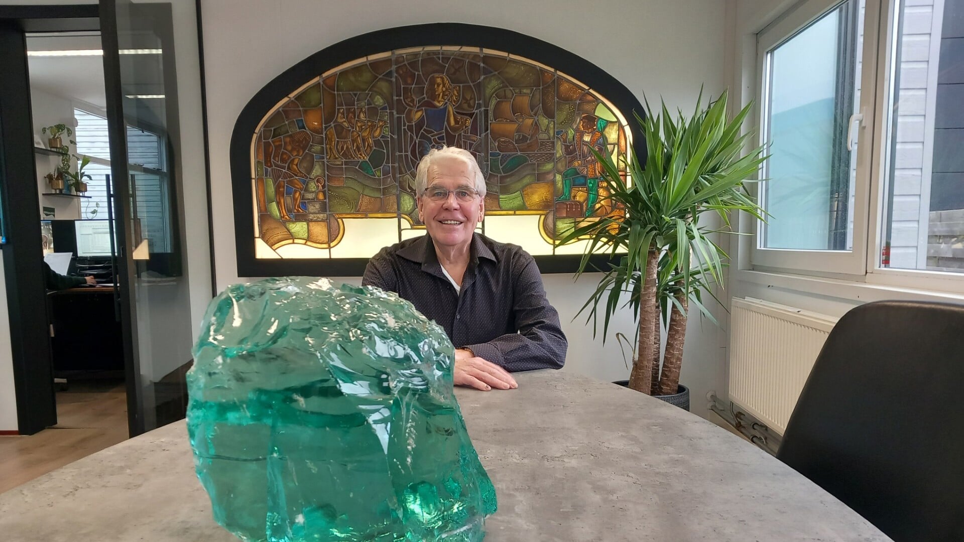 Nico Visser startte op 1 januari van dit jaar zijn adviesburo in glas. Het object van glas op de voorgrond symboliseert 'een kei van een glasadviseur'. 