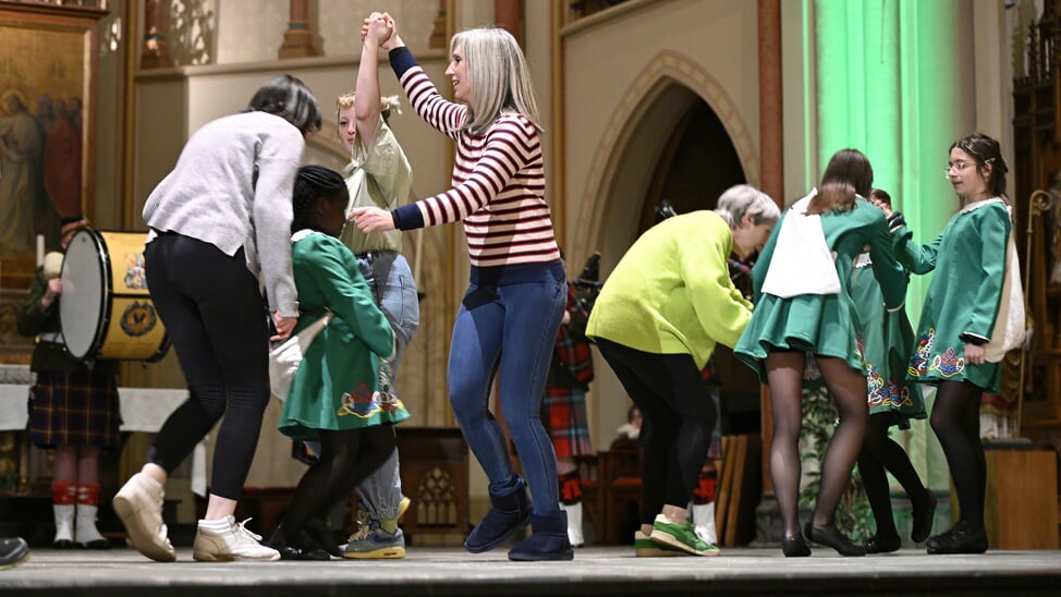 Publiek werd uitgenodigd om mee te dansen op de traditionele Schotse muziek in de Bonifatiuskerk.
