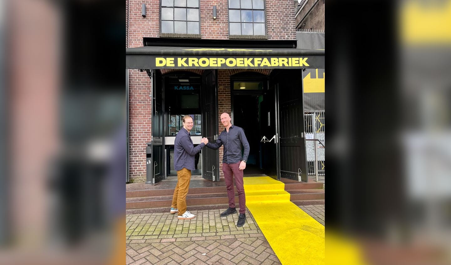 Wout van Dooren(rechts) beklinkt de samenwerking met Bart van Dorp van de Kroepoekfabriek met een ferme handdruk.