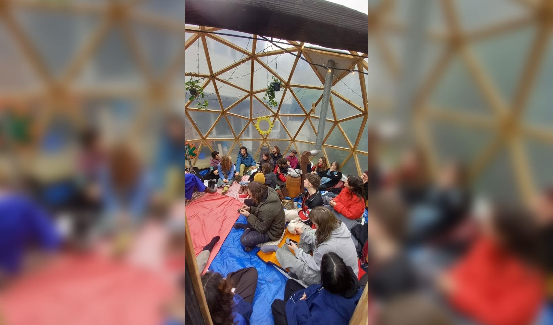 Tijdens de communitydag gebruiken de bewoners hun lunch in een grote tent op het binnenterrein.