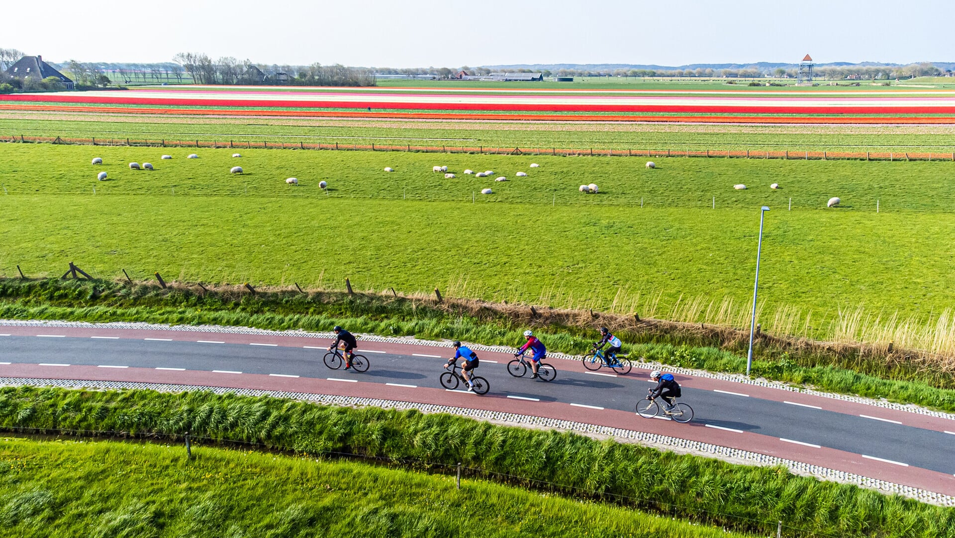 Tijdens een van de oudste toertochten van Le Champion kunnen fietsers de allermooiste plekjes van Noord-Holland als een bloemenkrans aan elkaar rijgen. 