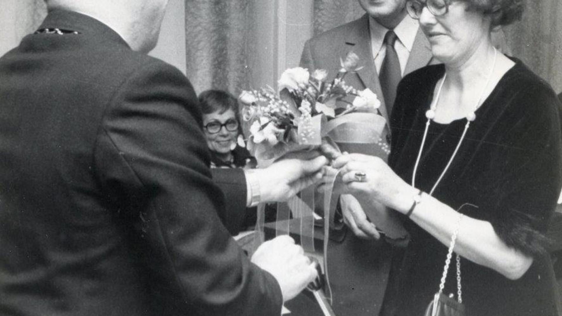 Jan Witmer ontvangt uit handen van burgemeester Van Brugge de zilveren legpenning van de gemeente Den Helder.