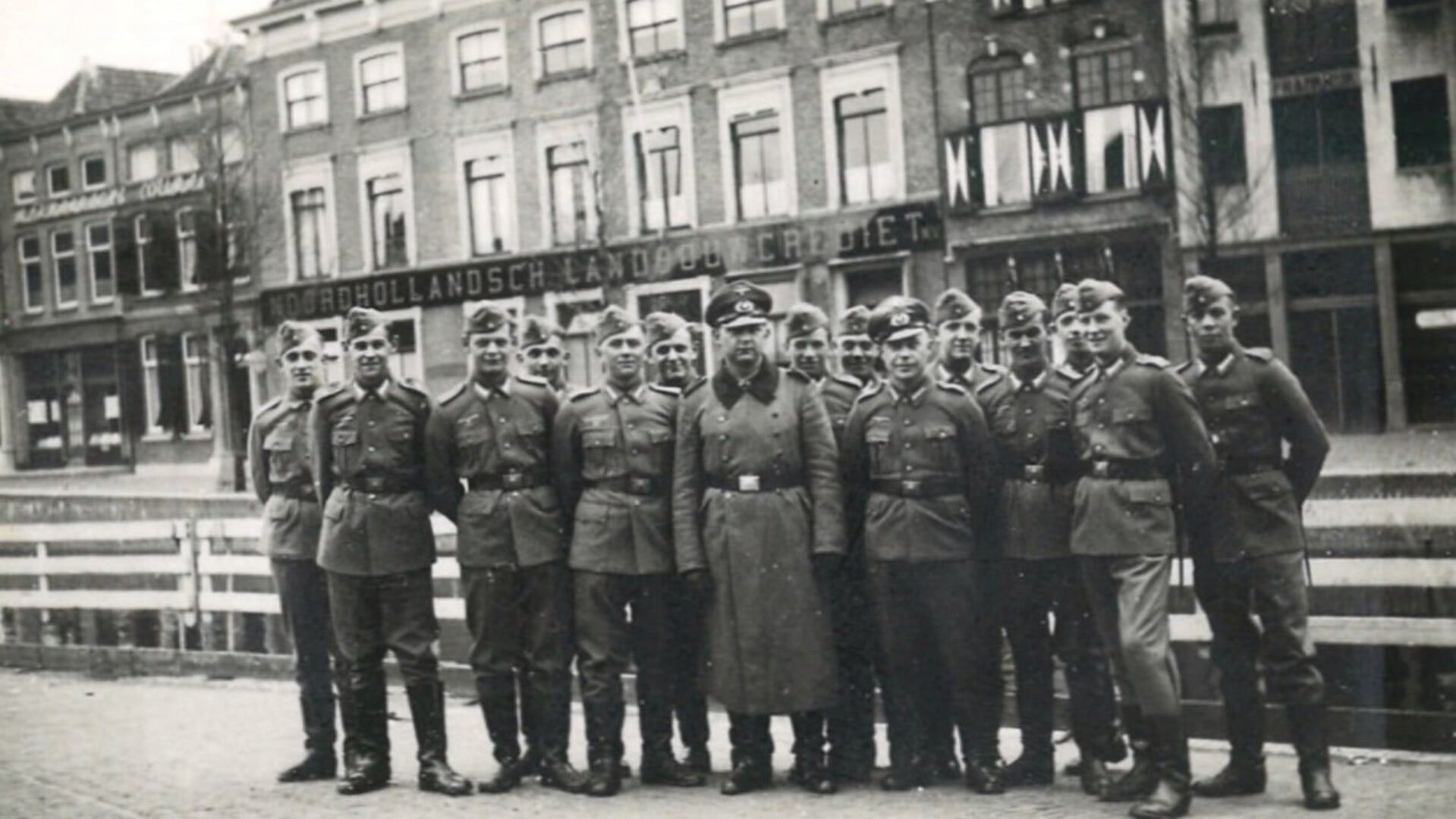 Duitse soldaten op het Waagplein, circa 1942.  