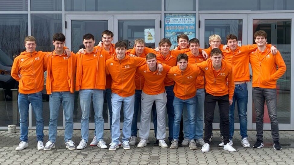 Daan Bakker en Chris van den Dobbelsteen, jeugdige waterpoloërs van Zv de Zaan, hebben zich met Jong Oranje geplaatst voor het EJK . 