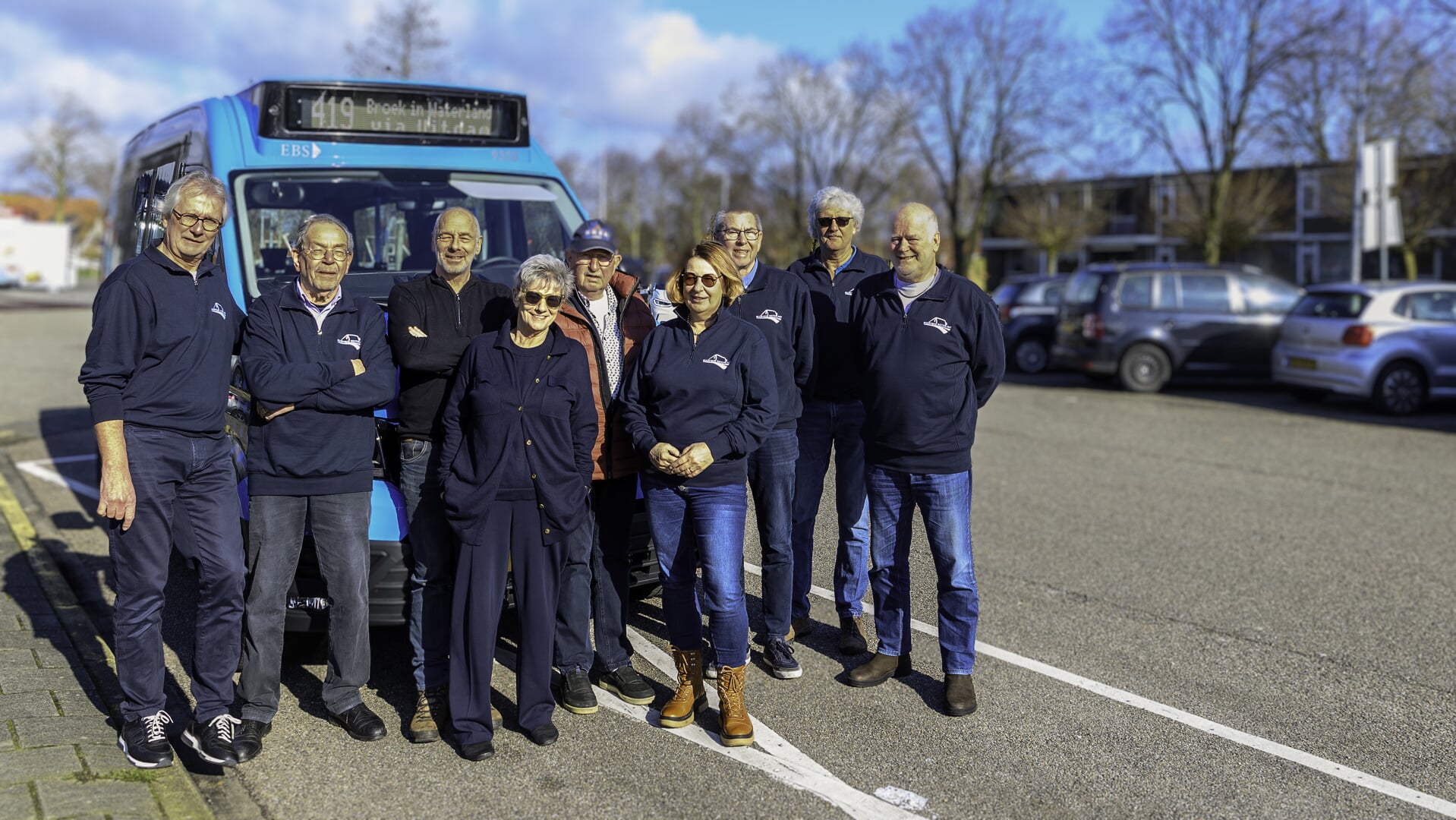 Een deel van het team van vrijwillig chauffeurs van de buurtbus Waterland en voorzitter Elly Rooth links in het midden. 