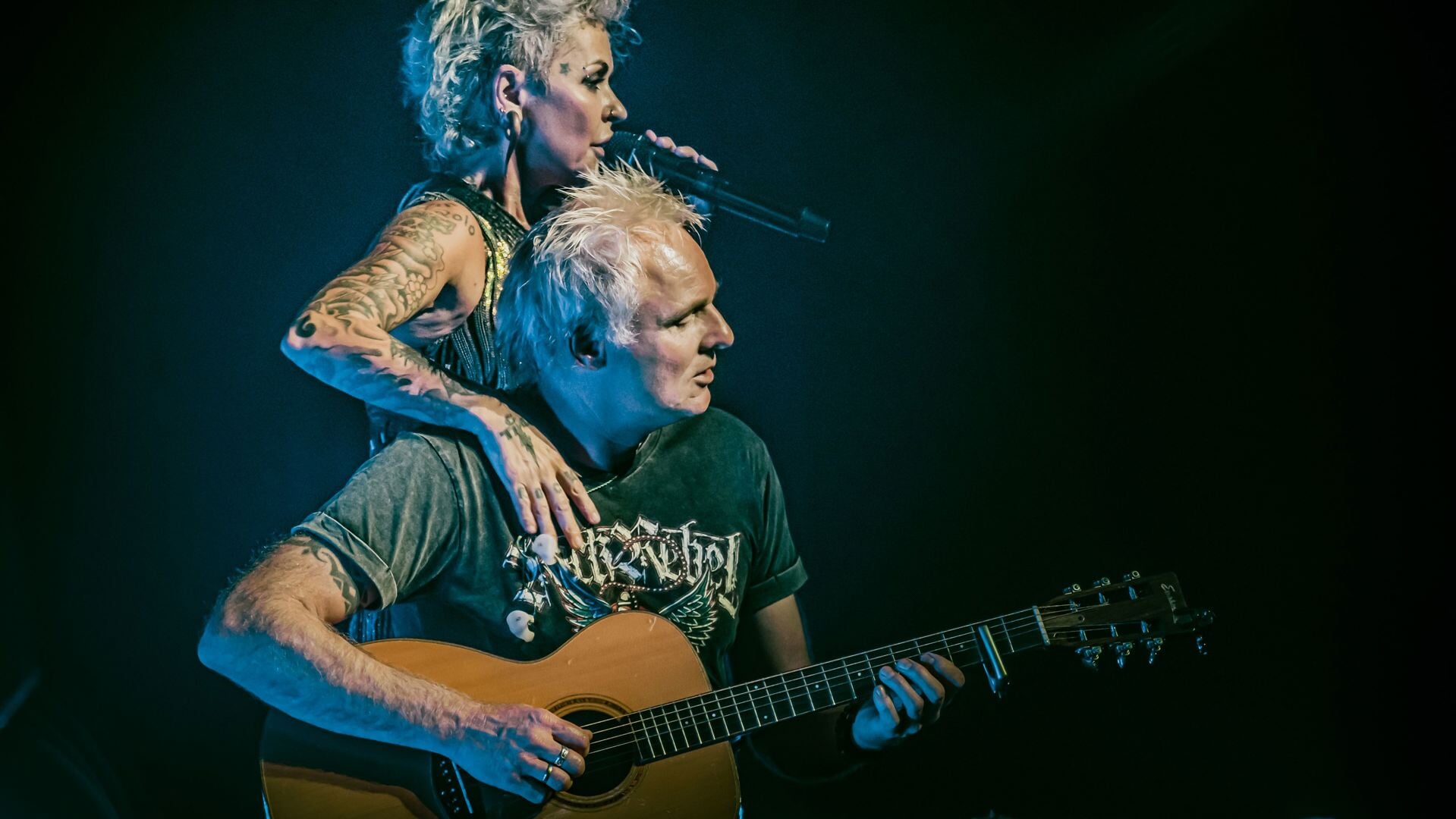 Dilana Smith met gitarist op het podium tijdens haar tour 'Legendary Women of Rock'
