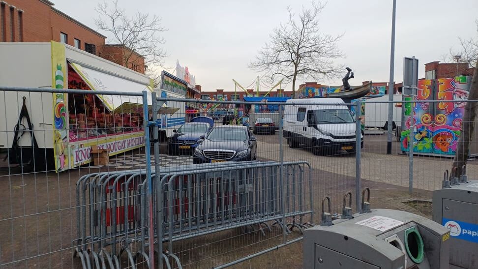 Kermis in opbouw inclusief tal van hekken