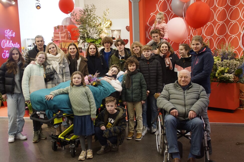 Wil de Walle van der Meer, samen met haar partner, dochters en kleinkinderen in het Oranje Paviljoen.